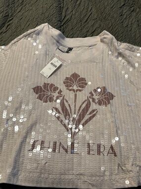 Shimmery sequin graphic tee, pearl color